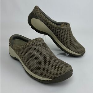 Merrell Women’s slip on Mule/Clog. Encore Breeze. Size 8.5 US. Taupe Colors